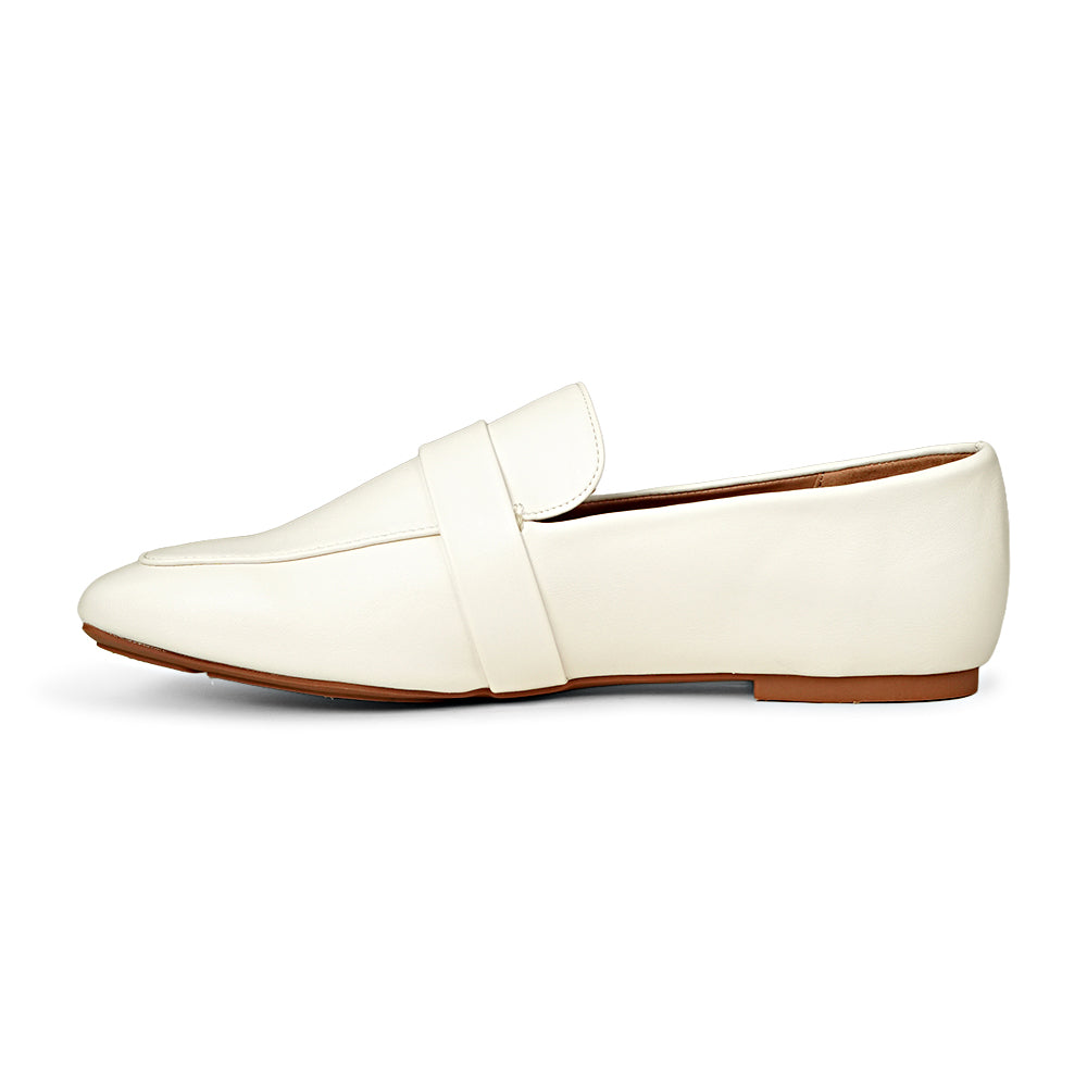 Bata London 5311310 white loafer, inner side view with closed heel